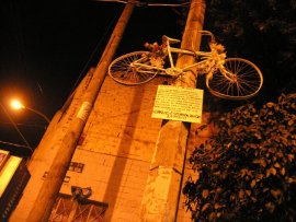 photo via Bicicleta Blanca http://2.bp.blogspot.com/-iL0DQHLK9-8/TW-NKErggPI/AAAAAAAAC0E/wAguDO3SkPM/s1600/188907_1834928163561_1551177708_1940364_3800013_n.jpg
