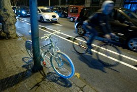 from: http://www.elpais.com/fotografia/sociedad/bicicleta/blanca/simbolo/Barcelona/muerte/ciclista/elpdiasoc/20120108elpepisoc_2/Ies/
